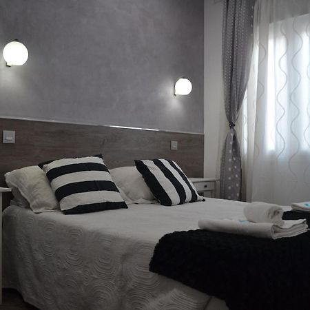Hostal Meyra Мадрид Екстериор снимка