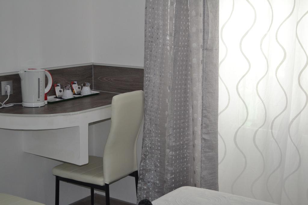 Hostal Meyra Мадрид Екстериор снимка