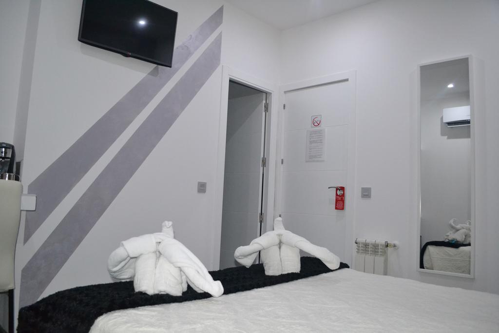 Hostal Meyra Мадрид Екстериор снимка