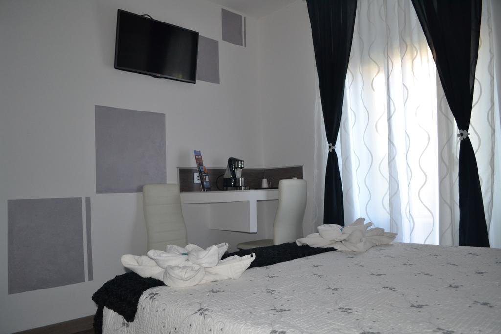 Hostal Meyra Мадрид Екстериор снимка
