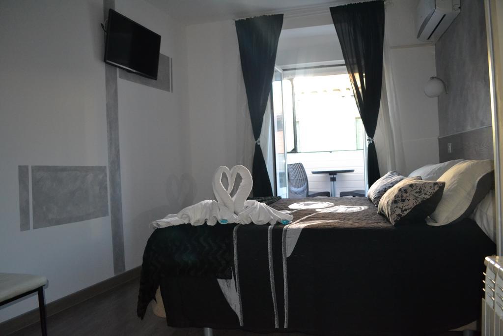 Hostal Meyra Мадрид Екстериор снимка