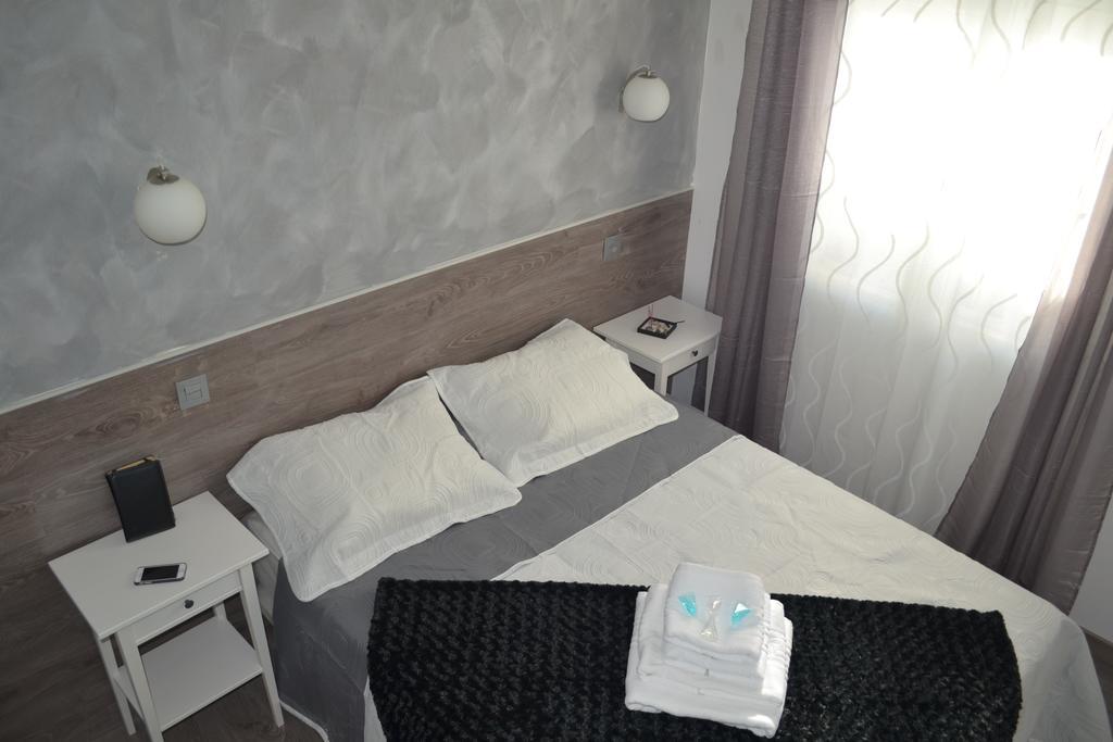 Hostal Meyra Мадрид Екстериор снимка