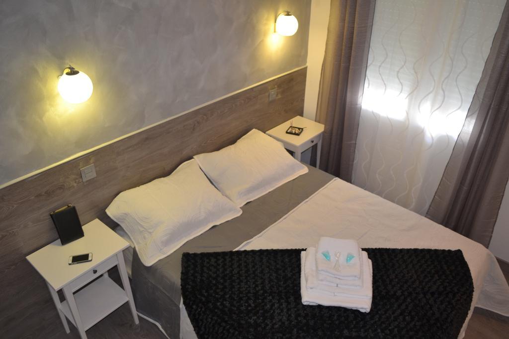 Hostal Meyra Мадрид Екстериор снимка