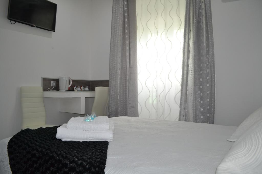 Hostal Meyra Мадрид Екстериор снимка