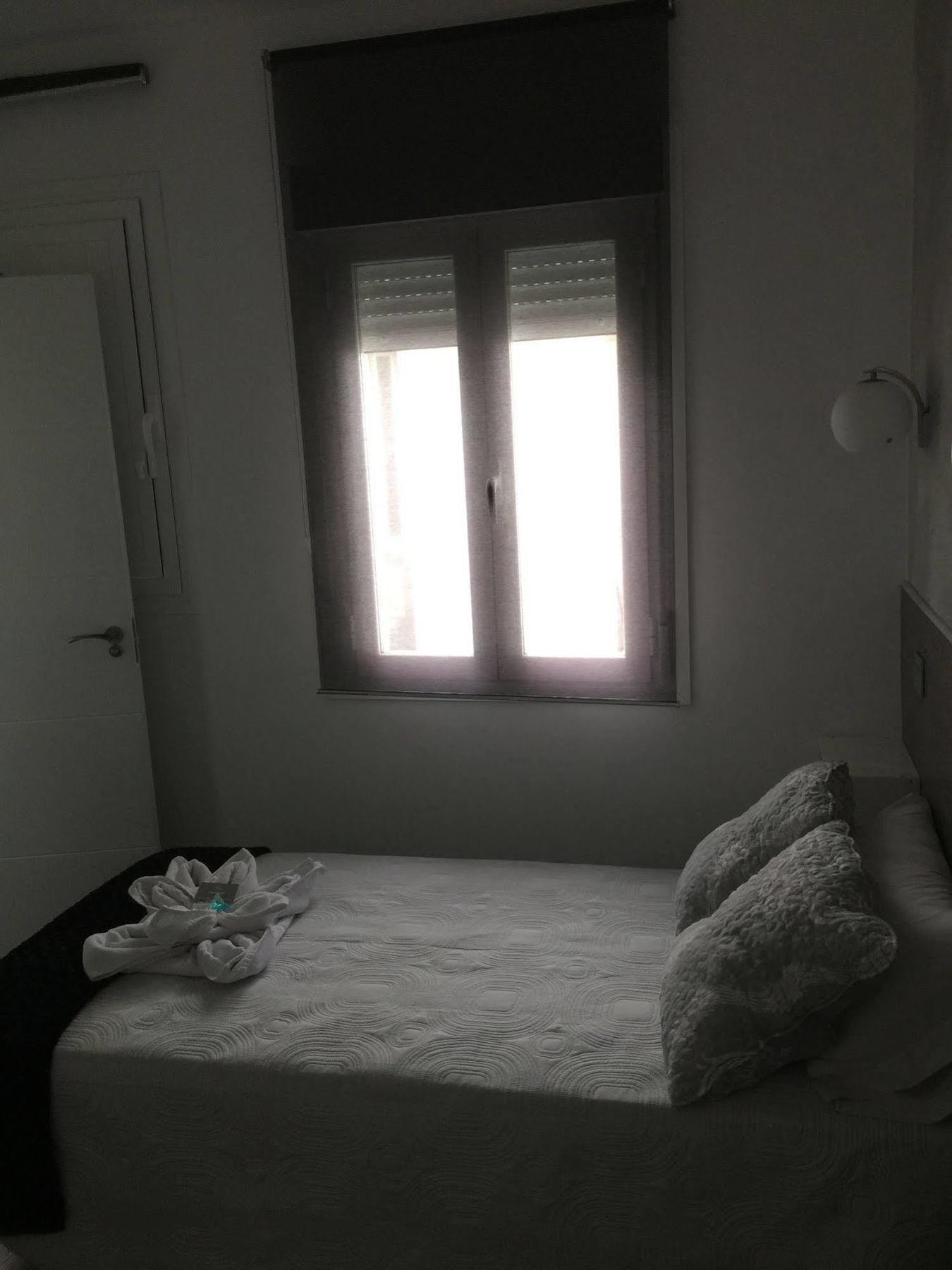 Hostal Meyra Мадрид Екстериор снимка