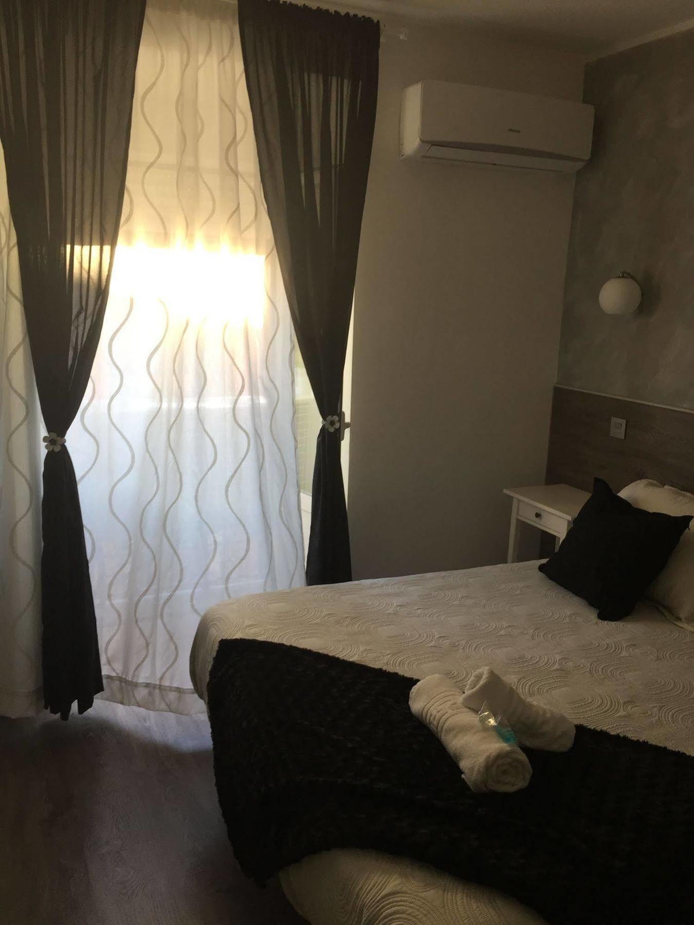 Hostal Meyra Мадрид Екстериор снимка