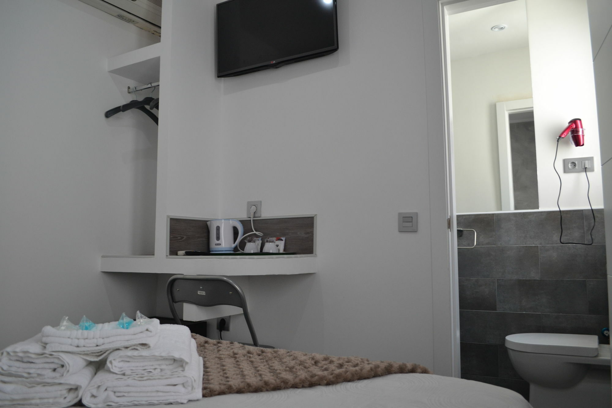 Hostal Meyra Мадрид Екстериор снимка
