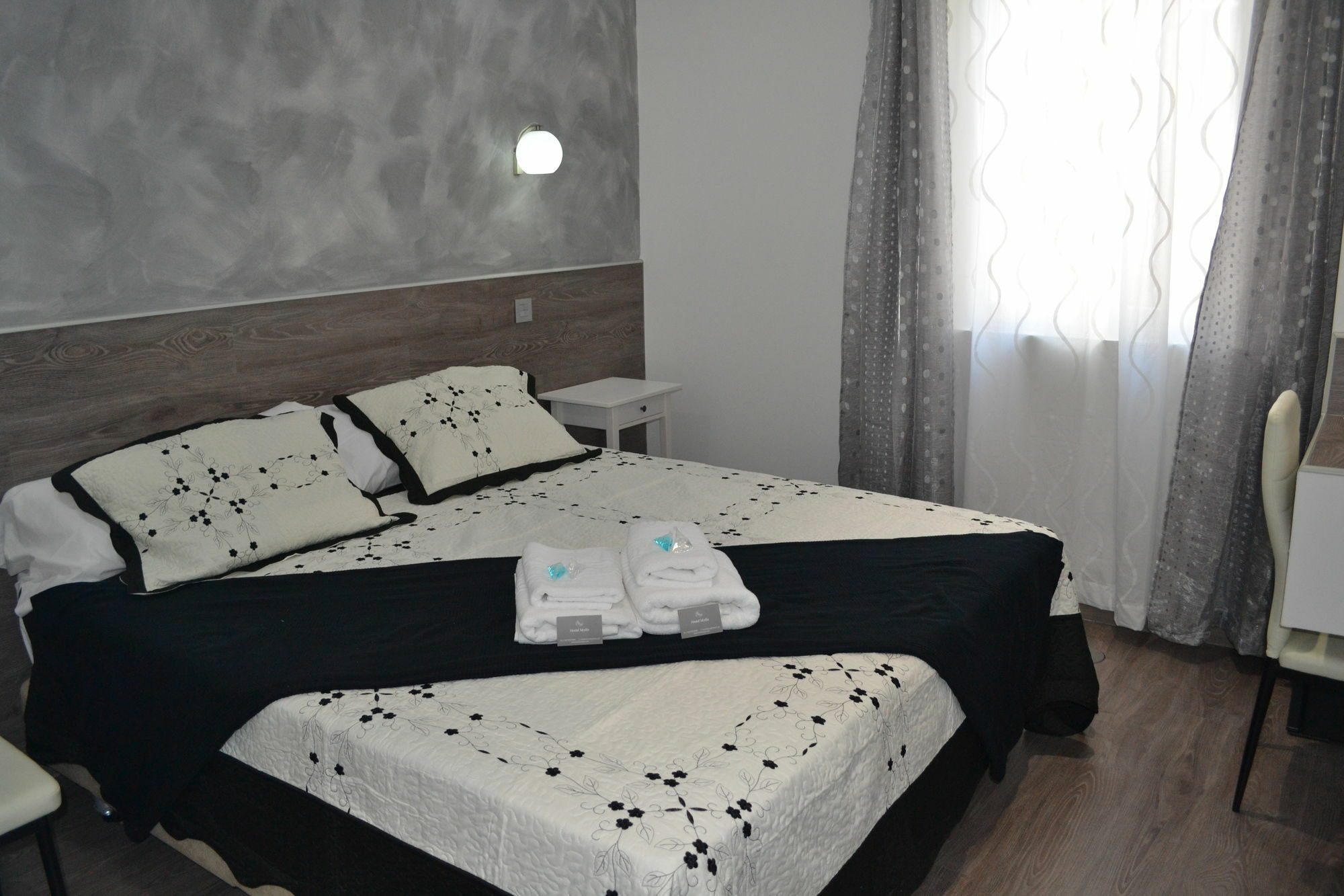 Hostal Meyra Мадрид Екстериор снимка
