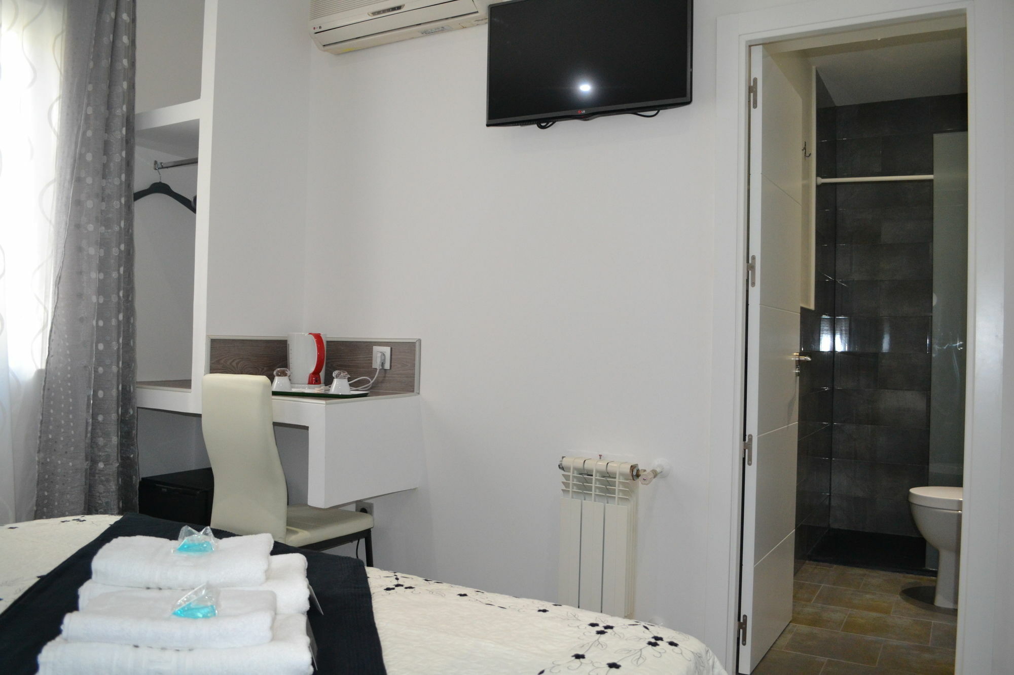 Hostal Meyra Мадрид Екстериор снимка