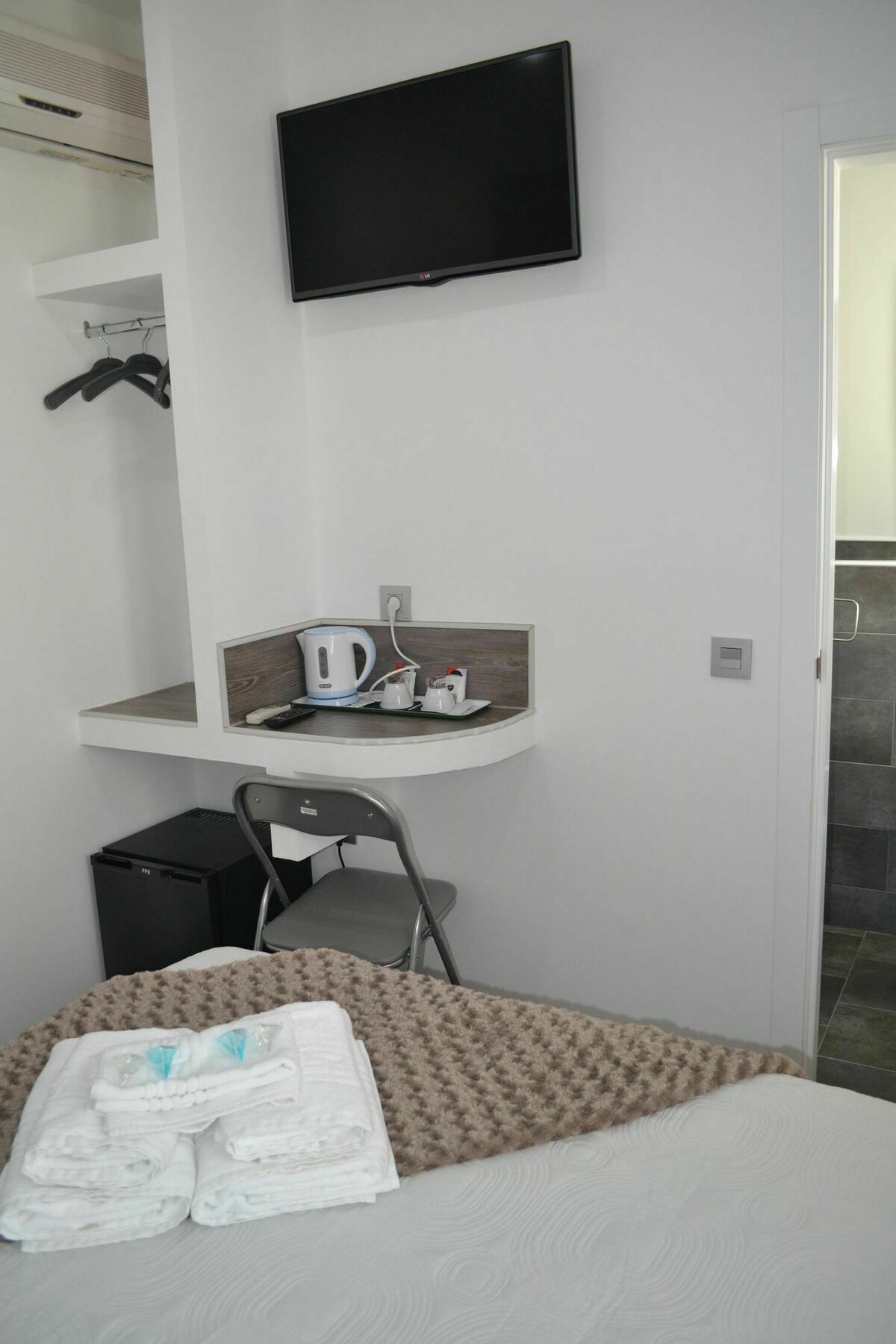 Hostal Meyra Мадрид Екстериор снимка