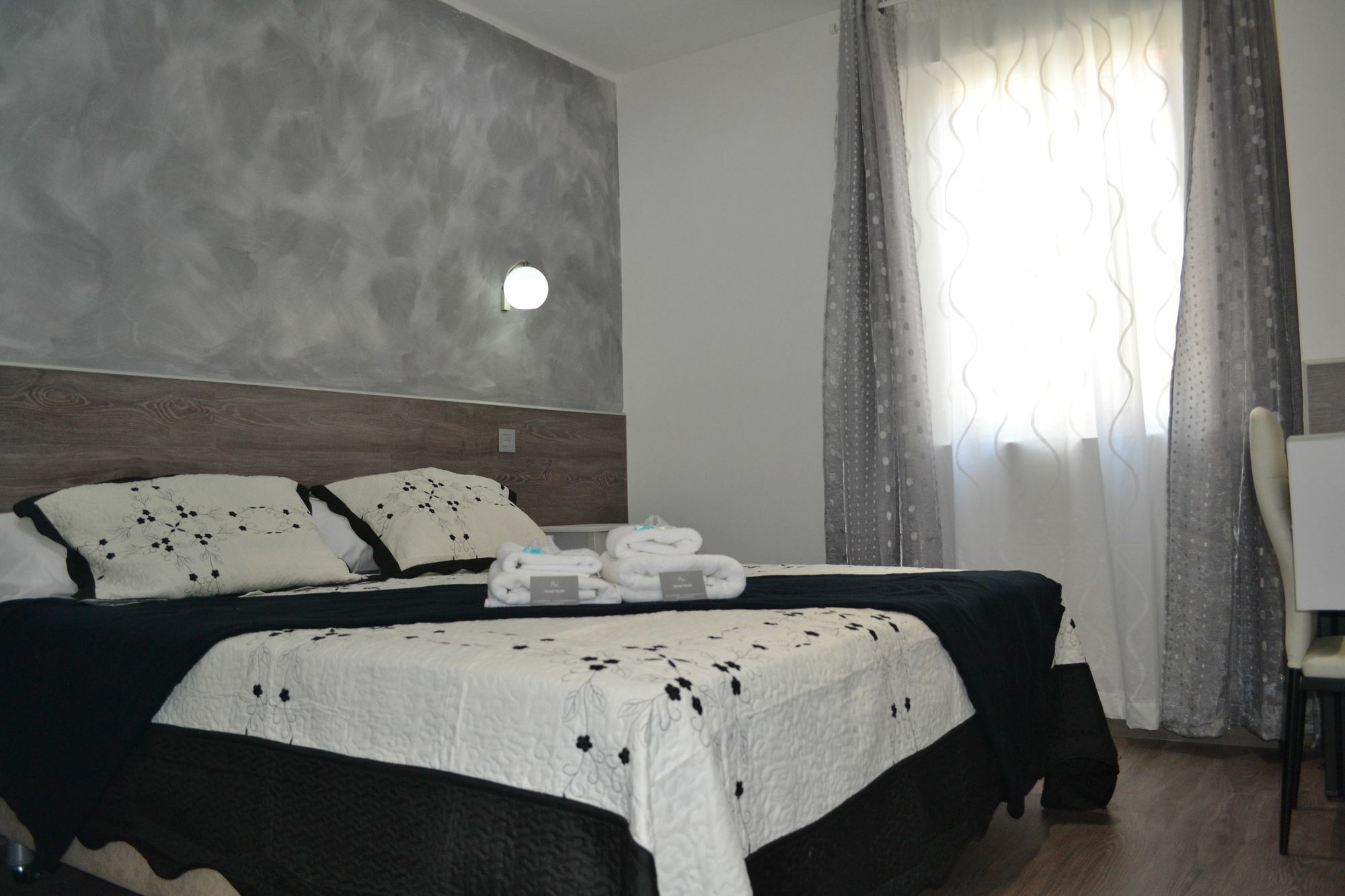 Hostal Meyra Мадрид Екстериор снимка