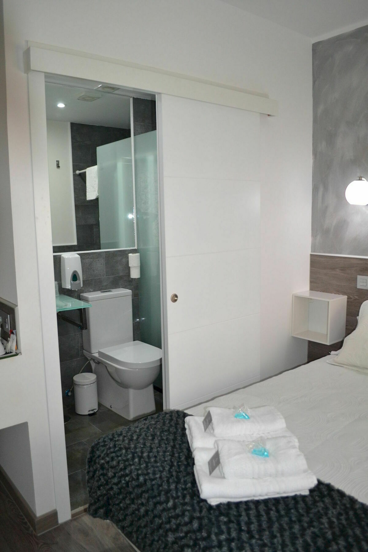 Hostal Meyra Мадрид Екстериор снимка