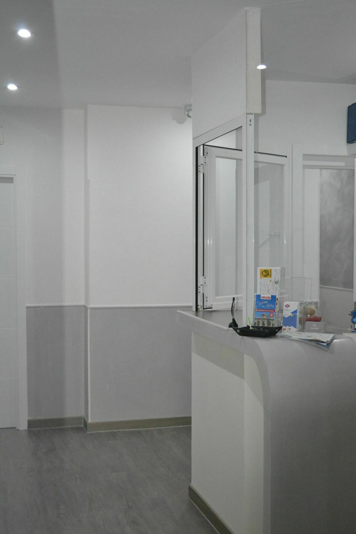 Hostal Meyra Мадрид Екстериор снимка