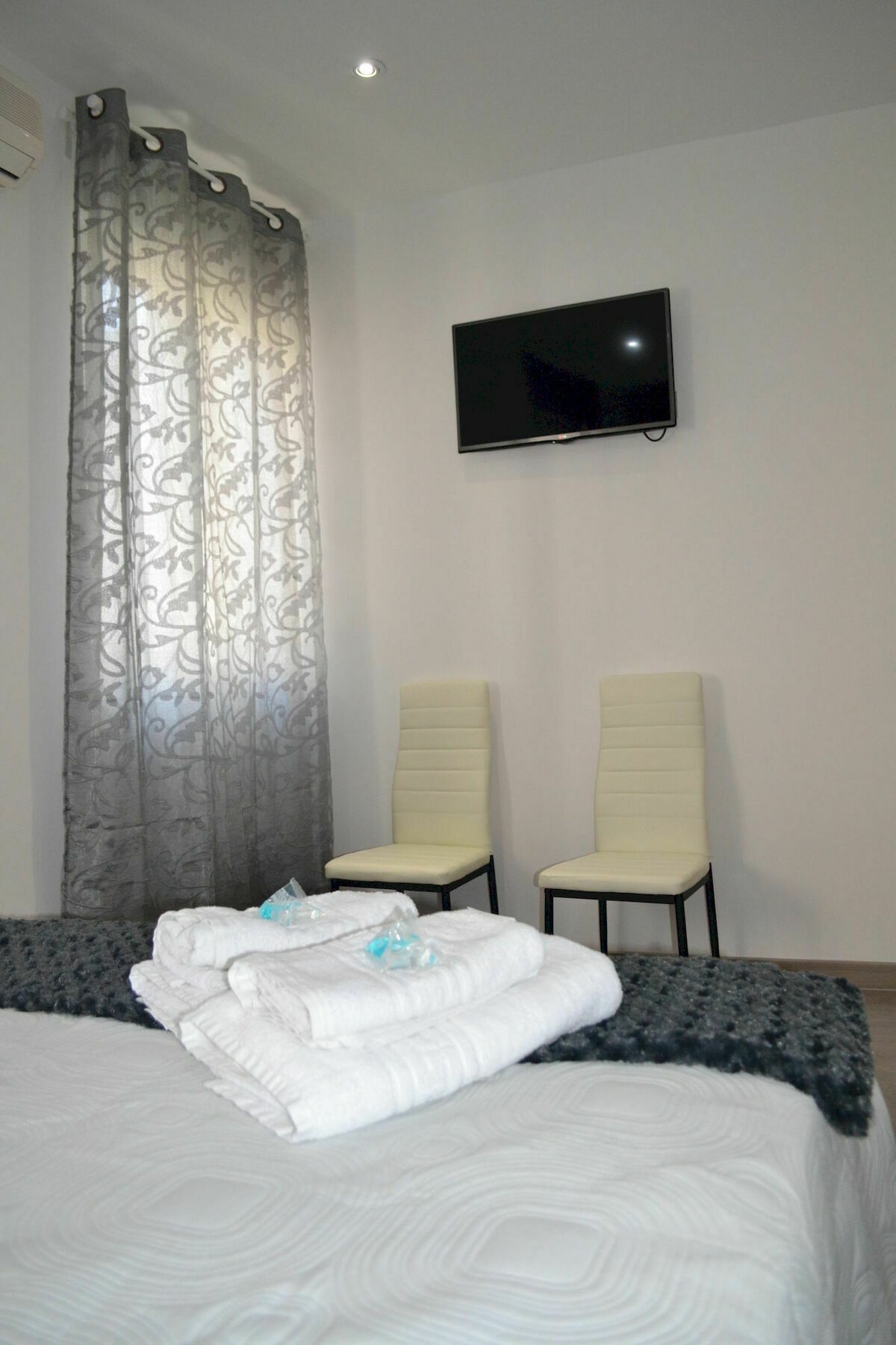 Hostal Meyra Мадрид Екстериор снимка