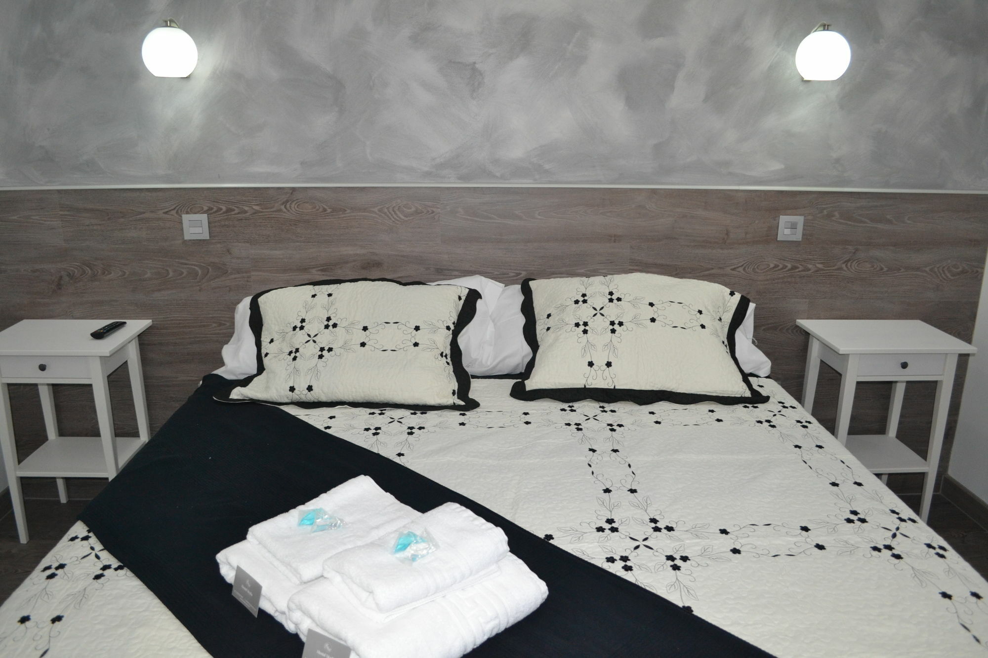 Hostal Meyra Мадрид Екстериор снимка