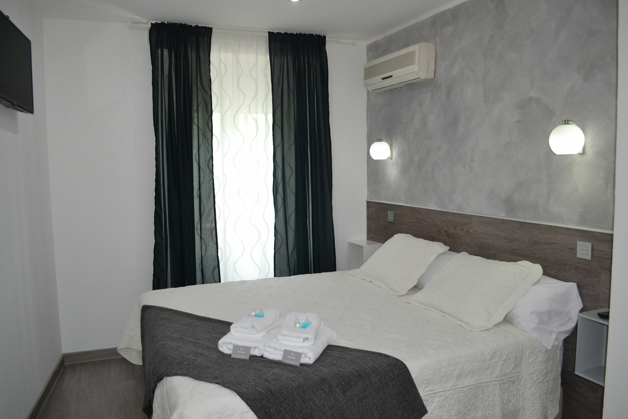 Hostal Meyra Мадрид Екстериор снимка